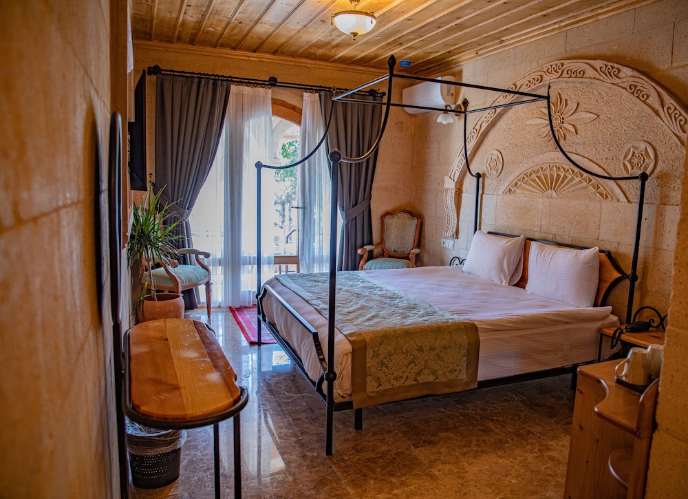 Stone Deluxe Room with Balcony - Photo 8