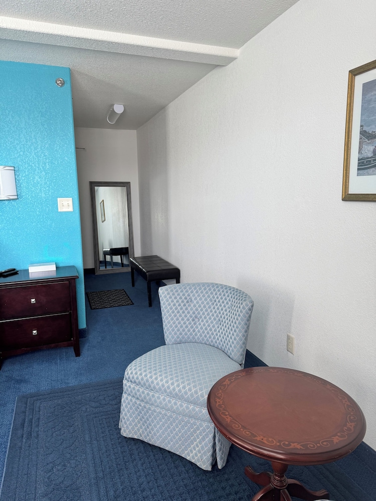 Deluxe king bed suite photo 2