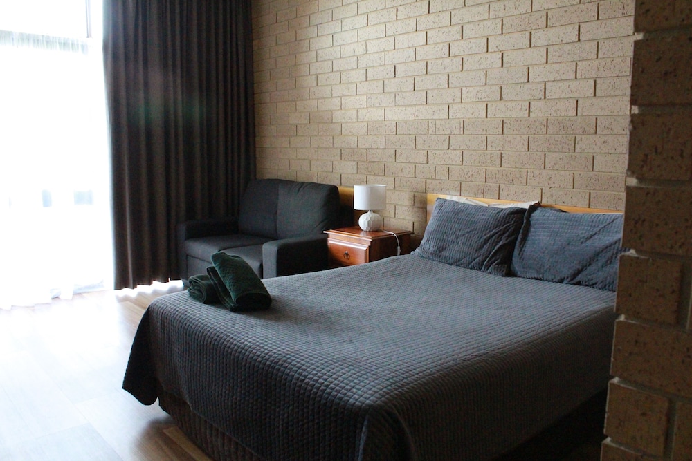 Room 27: Deluxe Queen Room with 50 inch Smart TV located on First Floor photo 1