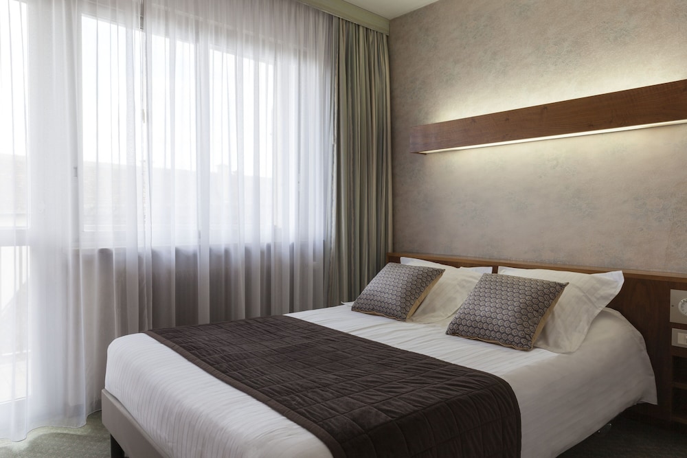 Standard Double Room Single Use, Balcony photo 2