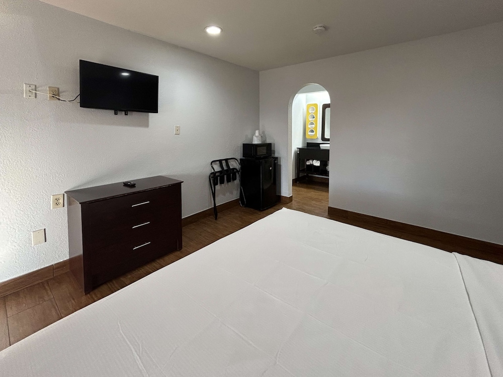 Deluxe Room, 1 King Bed, Non Smoking - Photo 4