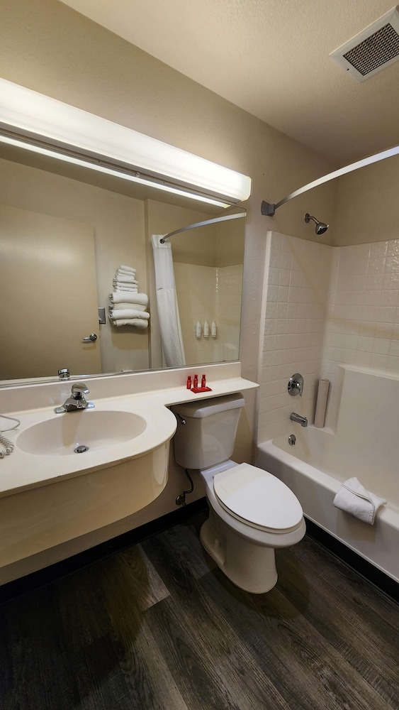 Deluxe Room, 1 Queen Bed, Non Smoking, Refrigerator & Microwave, photo 6