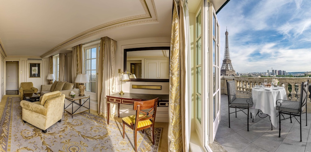 Suite with One King Bed (Non Smoking)
