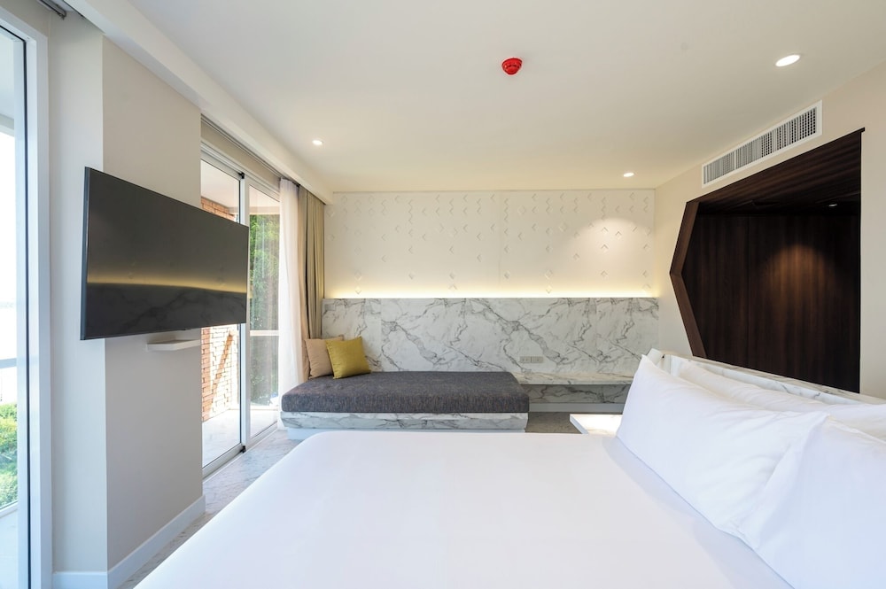 Deluxe Double Room, River View - Photo 3