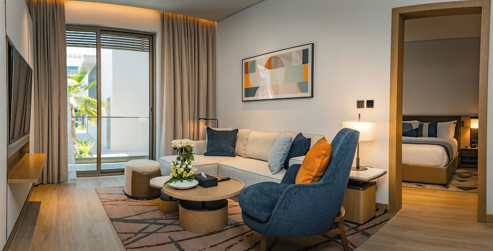 Premium Studio Suite, 1 King Bed, Balcony photo 3
