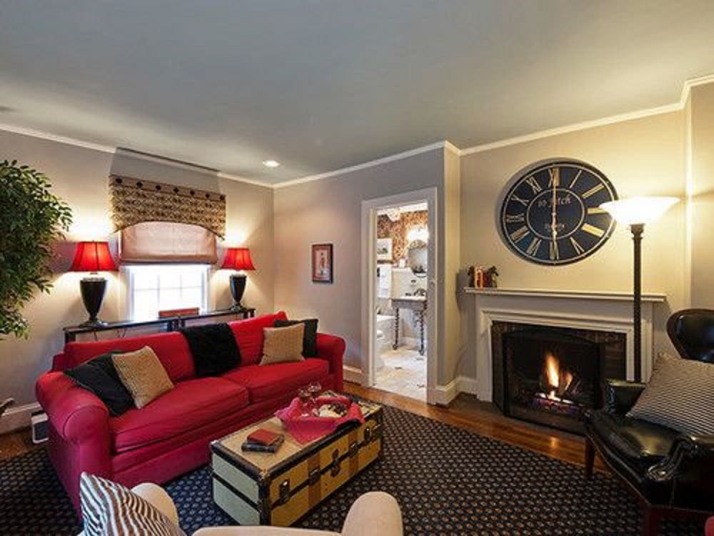 Suite, 1 King Bed, Private Bathroom (Equestrian Suite)