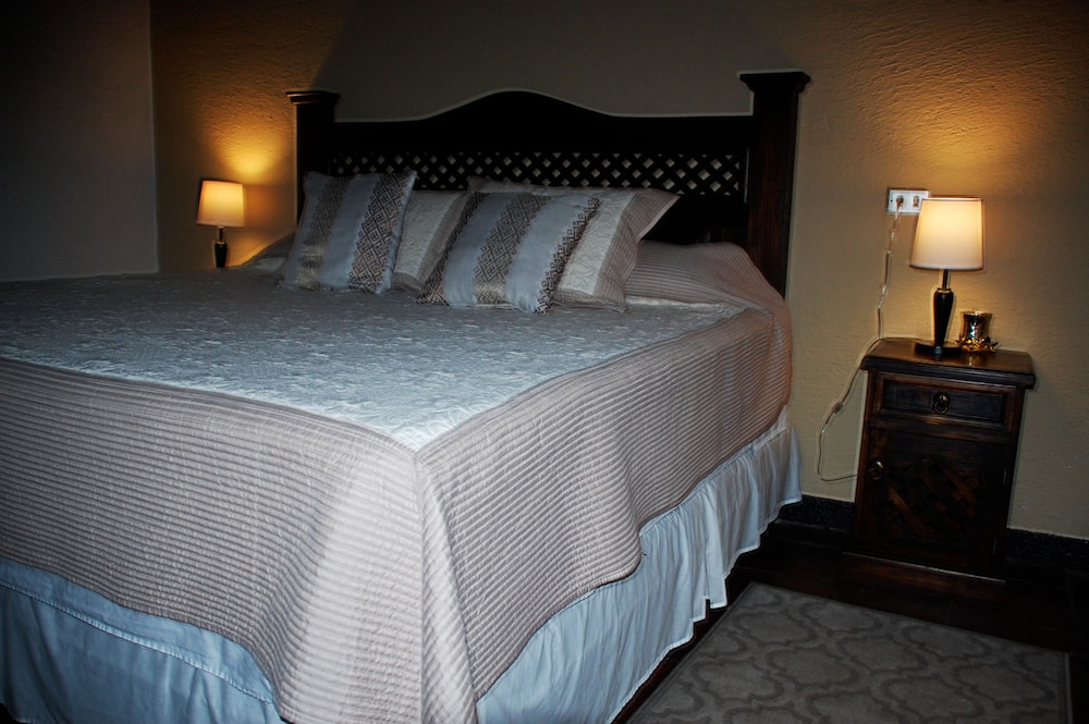 Deluxe Room, 1 King Bed photo 2