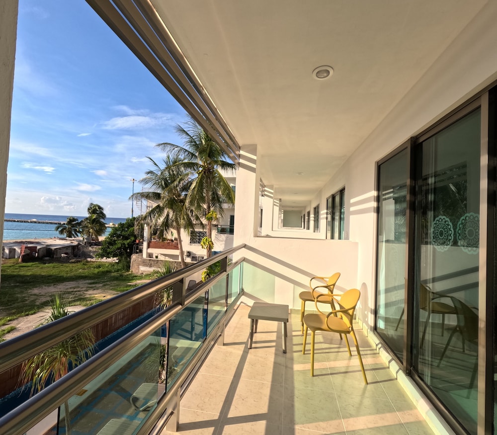 Junior Suite, 1 King Bed, Oceanfront - Photo 4