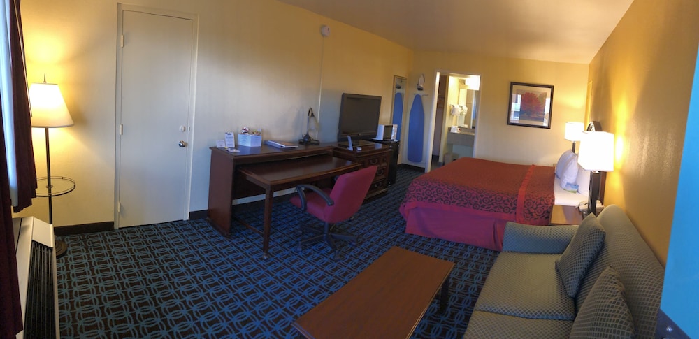 Standard Room, 1 King Bed photo 3