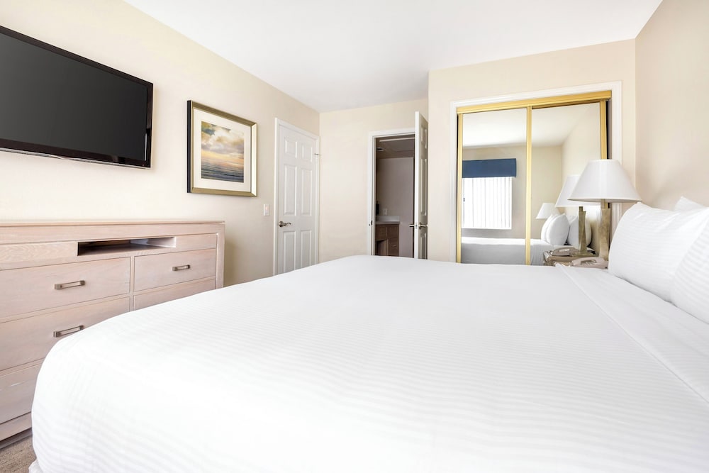 2 Bedroom 1 King 2 Twins Suite No View Balcny - Photo 4