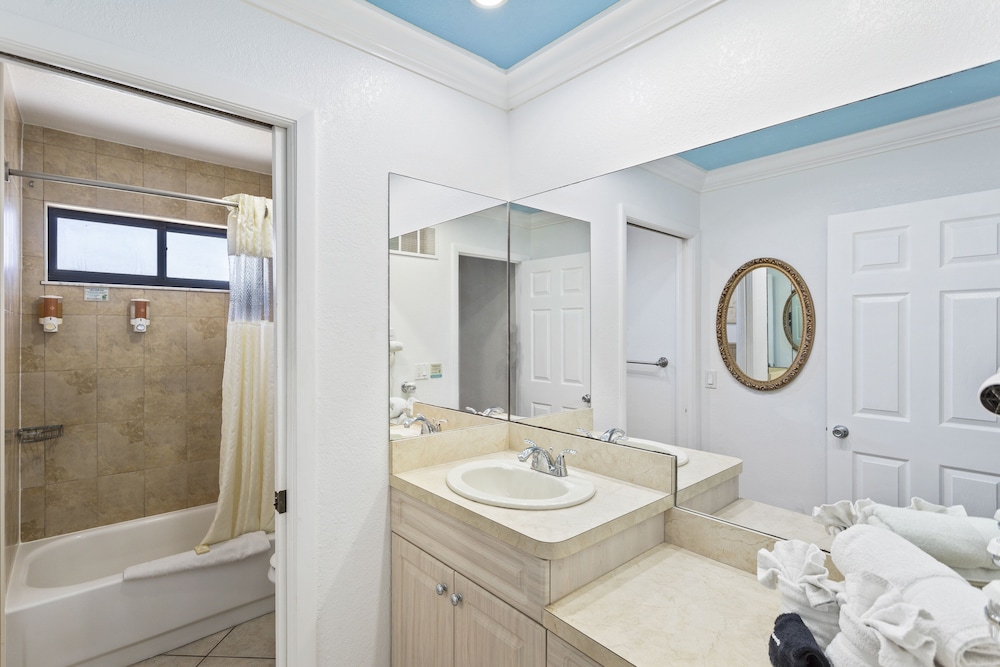 Suite, 1 Queen Bed, Balcony (Bayfront) - Photo 5