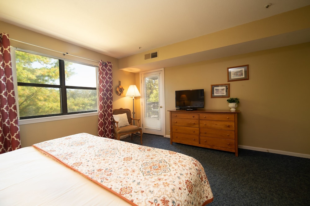 Deluxe Room thumbnail 5