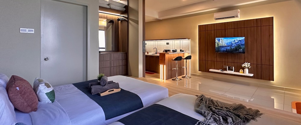 Comfort Studio, 2 Queen Beds, Bathtub, City View photo 2