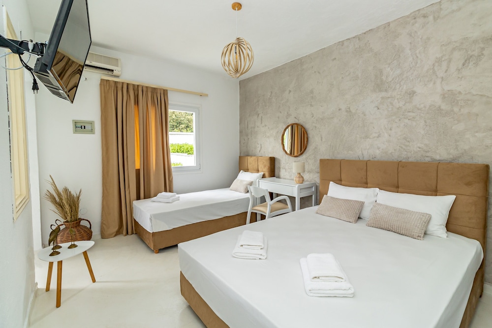 Junior Quadruple Room, Multiple Beds, Hot Tub, Garden View photo 1