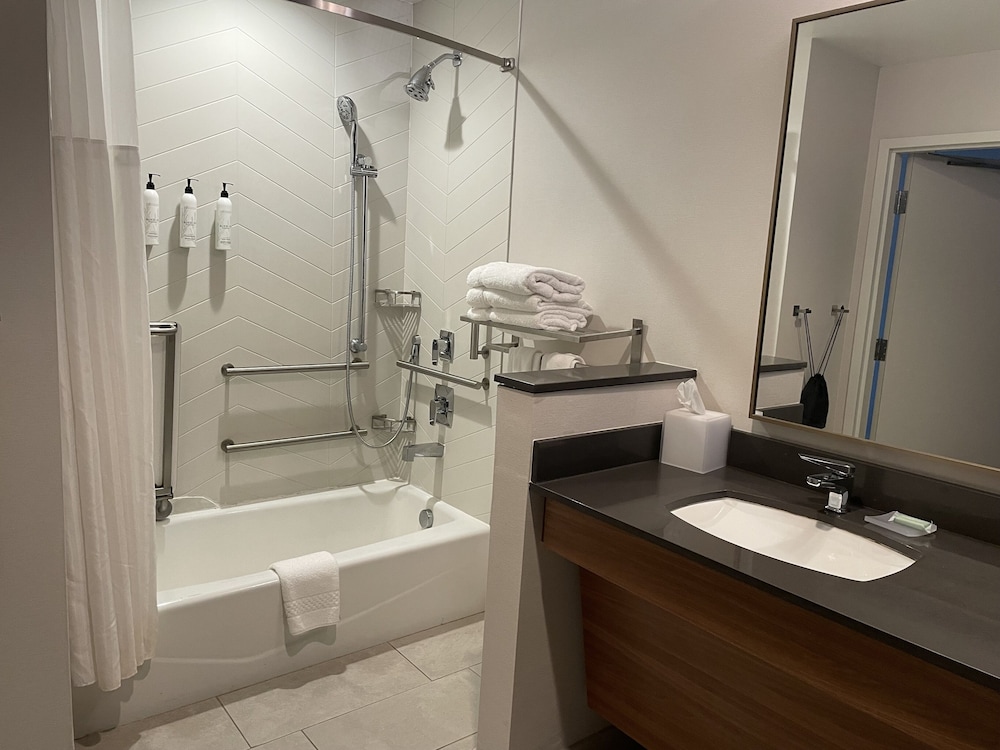 Room, 2 Queen Beds (Mobility Accessible, Tub) - Photo 7