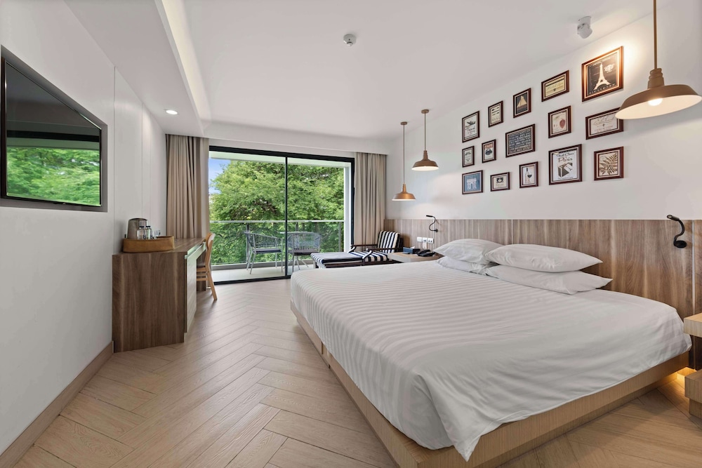 Superior Room, 1 King Bed, Balcony