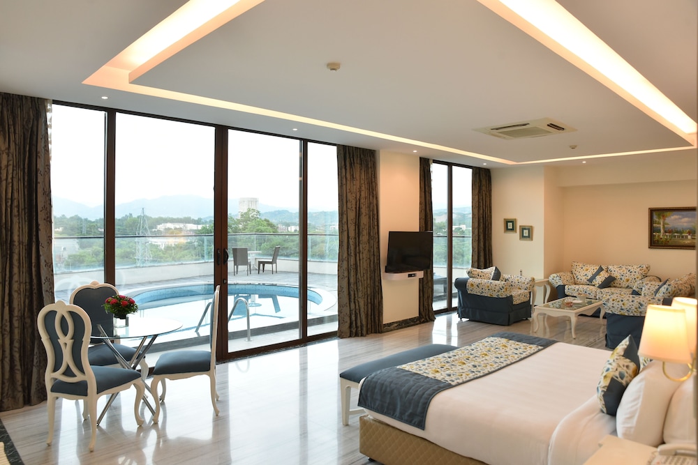 Suite, 1 King Bed, Pool View (Bella Vista Suite) photo 2