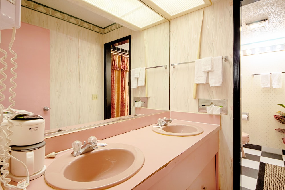 Romantic Suite, 1 King Bed, Non Smoking, Hot Tub photo 3