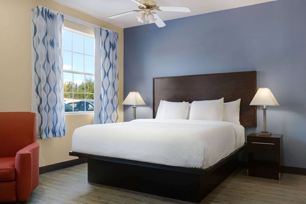 Room, 1 King Bed, Non Smoking - Photo 6