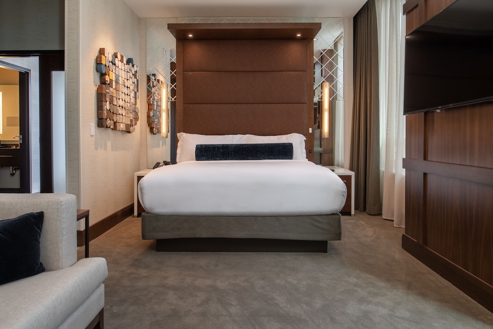 Penthouse, 2 Bedrooms, Accessible (Mobility & Hearing, Roll-In Shower)
