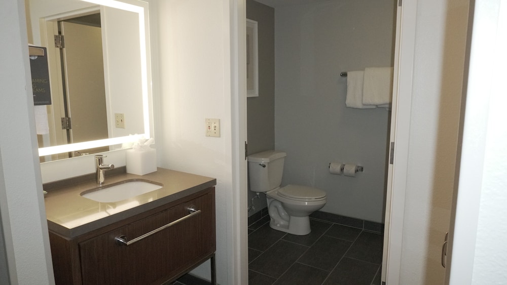 Room, 2 Queen Beds - Photo 2