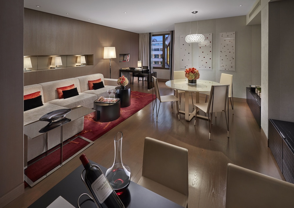 Couture Suite, Suite