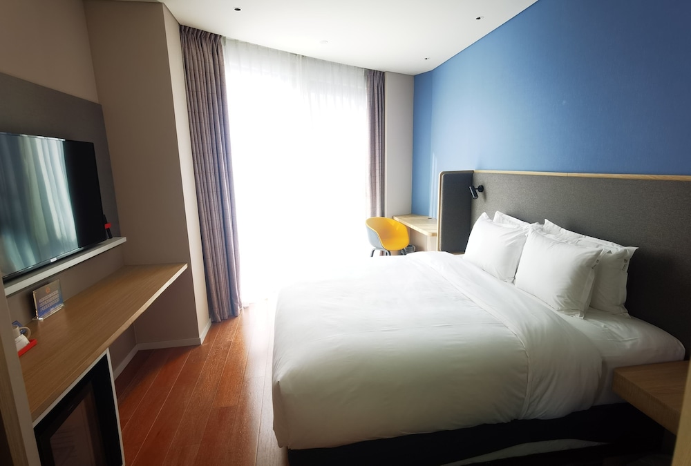 Standard King Bed Room - Photo 6