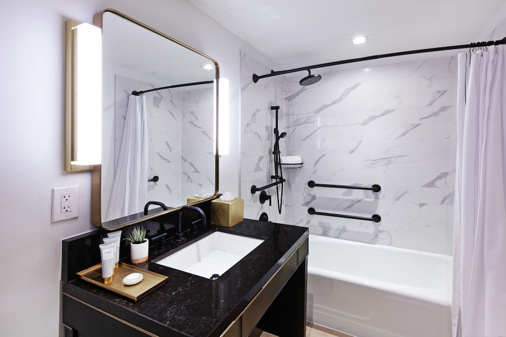 Room, 1 King Bed, Accessible, Bathtub (Mobility & Hearing, High Floor) - Photo 4