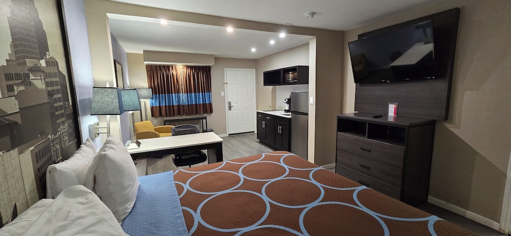 Suite, 1 King Bed, Non Smoking photo 2