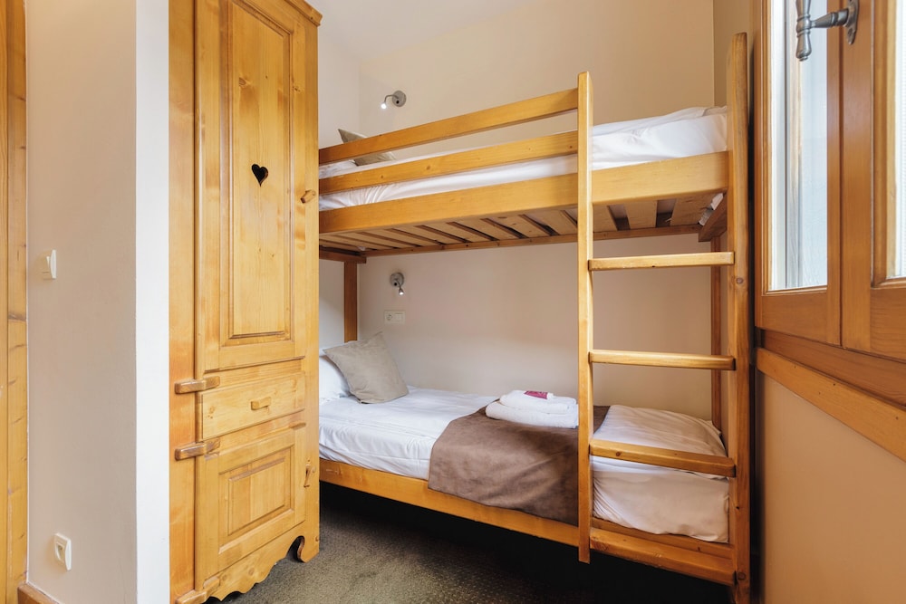 Family Apartment, Multiple Bedrooms (Vallorcine Buet 33 ski in / ski out) Family Apartment, Multiple Bedrooms (Vallorcine Buet 33 ski in / ski out)
