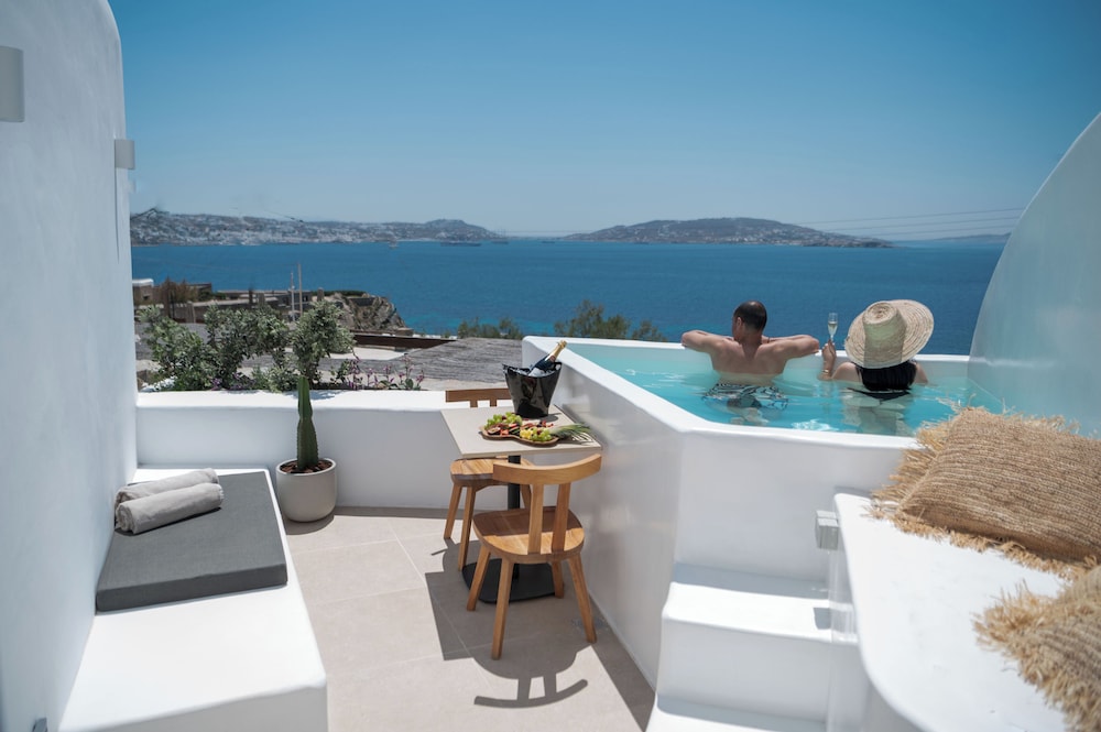 Front Sea View Suite (Outdoor Mini Plunge Pool) - Photo 2
