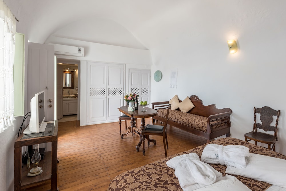 Senior Suite, Jetted Tub (Caldera View) - Photo 11