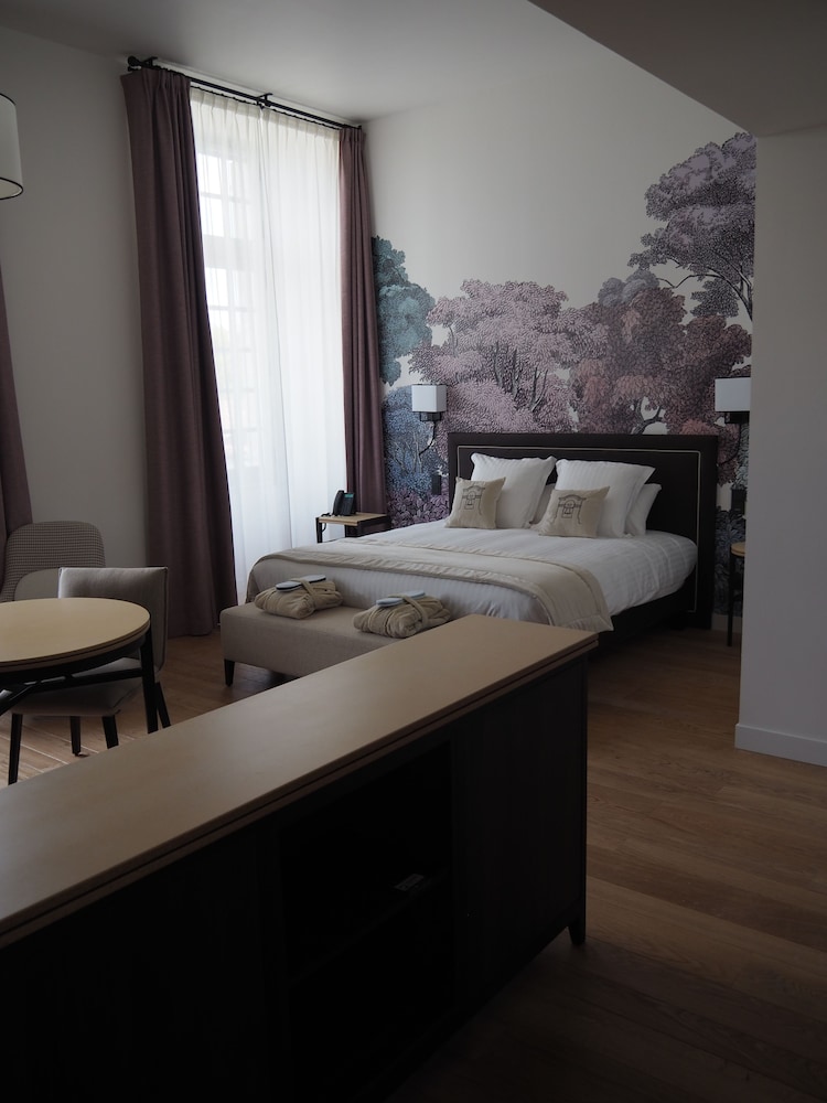 Executive Suite - Photo 4