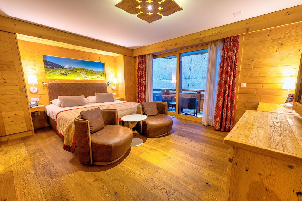 Classic Double Room, view on a wall photo 1