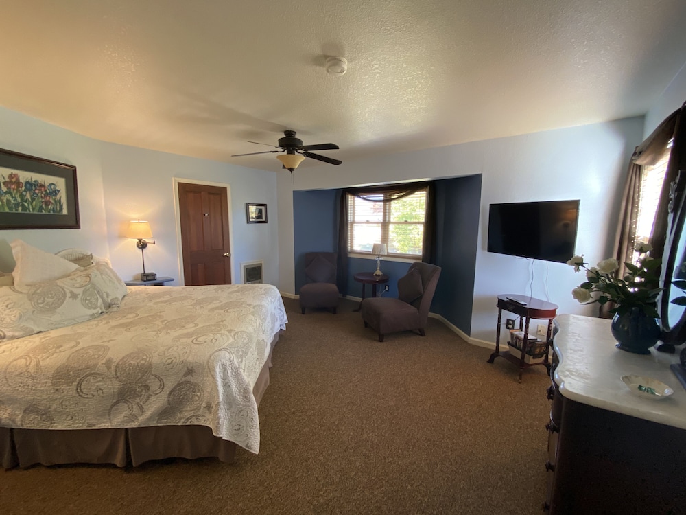 Robins Roost Room, 1 King Bed, Jetted Tub