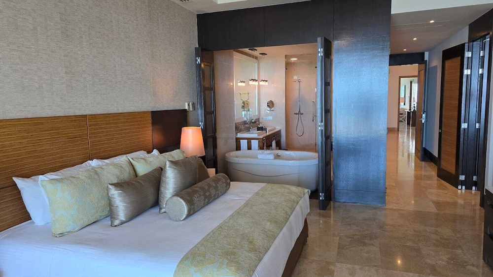Luxury Suite, Private Pool, Beach View photo 3