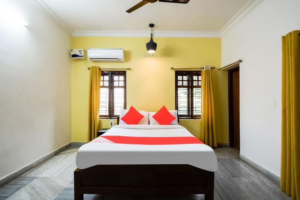 Deluxe Double Room, Multiple Beds, City View photo 2