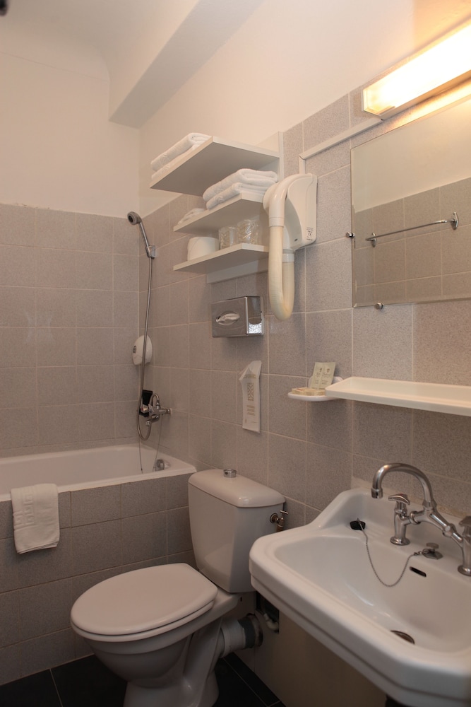 Standard Twin Room photo 2