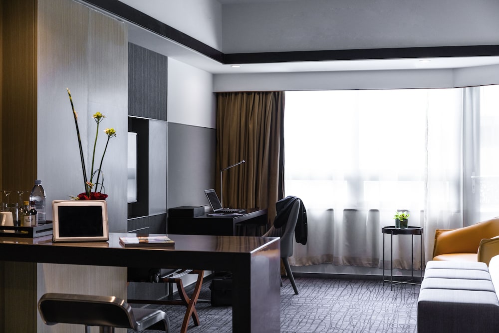 Superior Room, 1 King Bed, City View photo 2