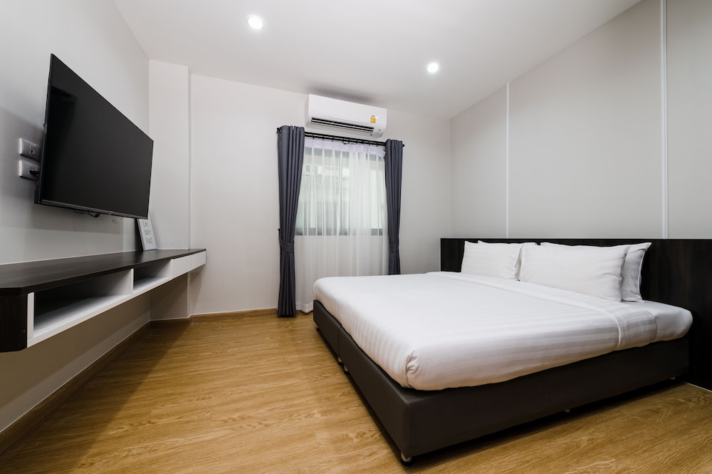 Deluxe Studio Suite, 1 King Bed photo 1