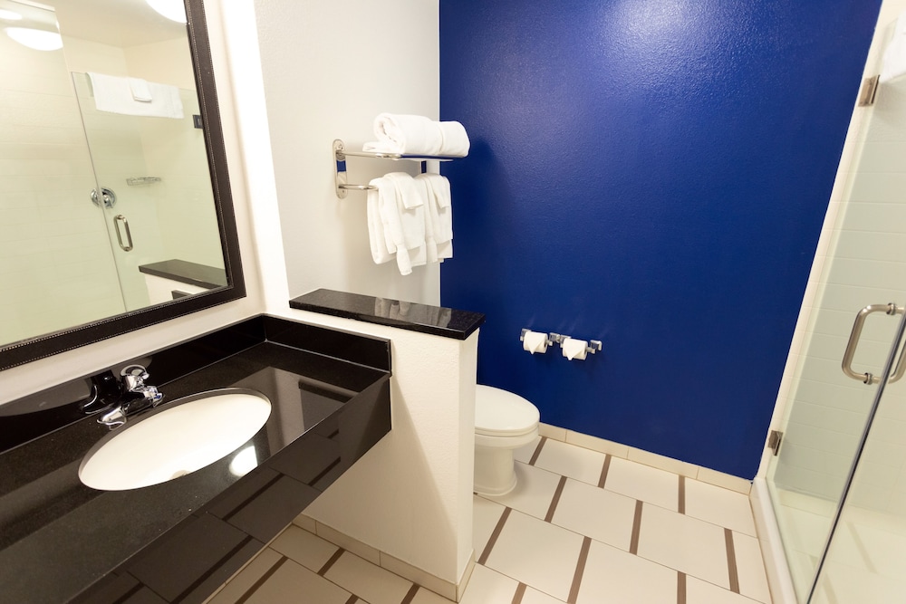 Room, 1 King Bed (Hearing Accessible) - Photo 4