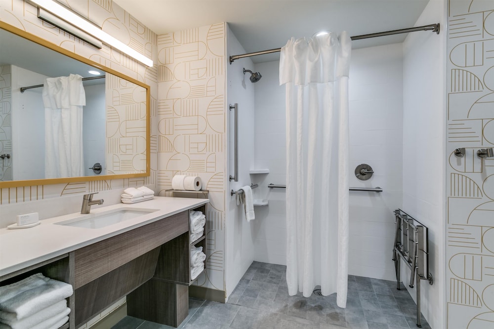 Studio Suite, 2 Queen Beds, Roll-in Shower photo 2