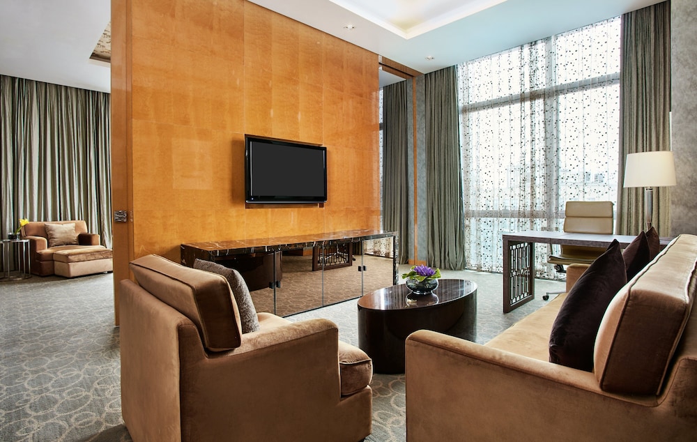 Junior Suite, 1 King Bed, Club Lounge Access photo 3