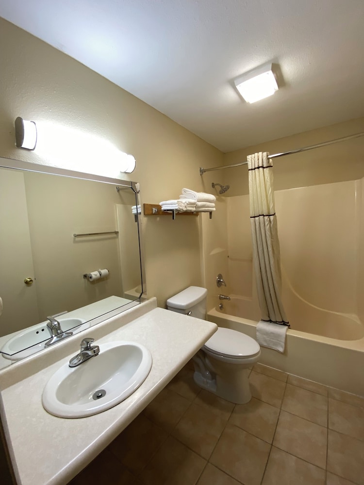 Standard Room, 1 King Bed, Non Smoking - Photo 4