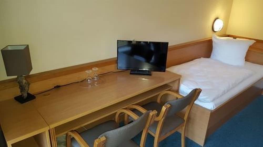 Basic Twin Room, Lake View photo 1