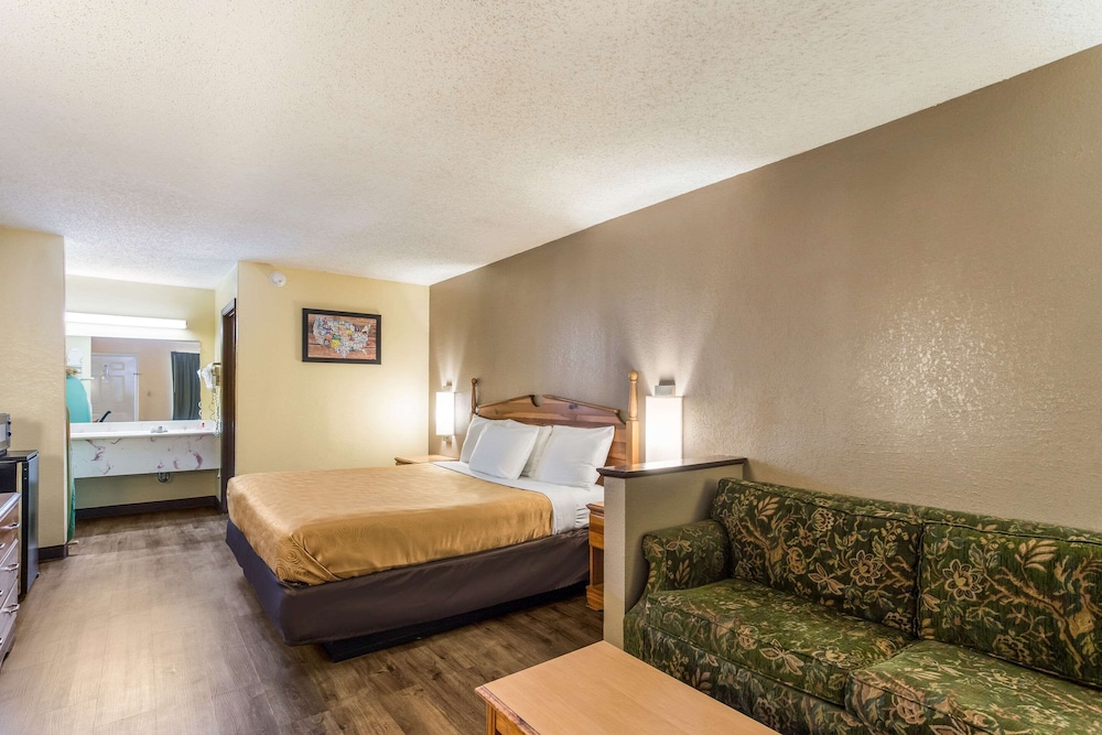 Standard Room, 1 King Bed with Sofa bed, Smoking - Photo 1
