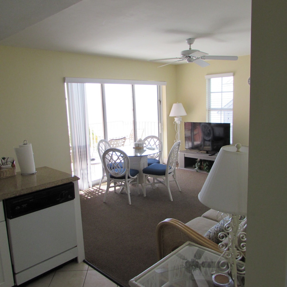 Apartment, Multiple Beds, Partial Ocean View