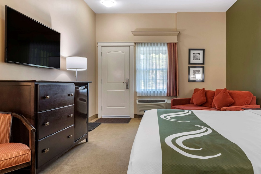 Room, 1 Queen Bed with Sofa bed, Non Smoking (Upgrade) - Photo 5