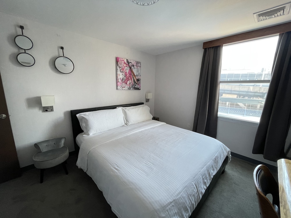 Deluxe Room, City View thumbnail 6