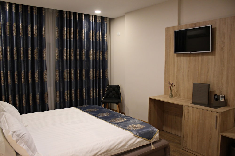 Deluxe Room, 1 King Bed photo 2
